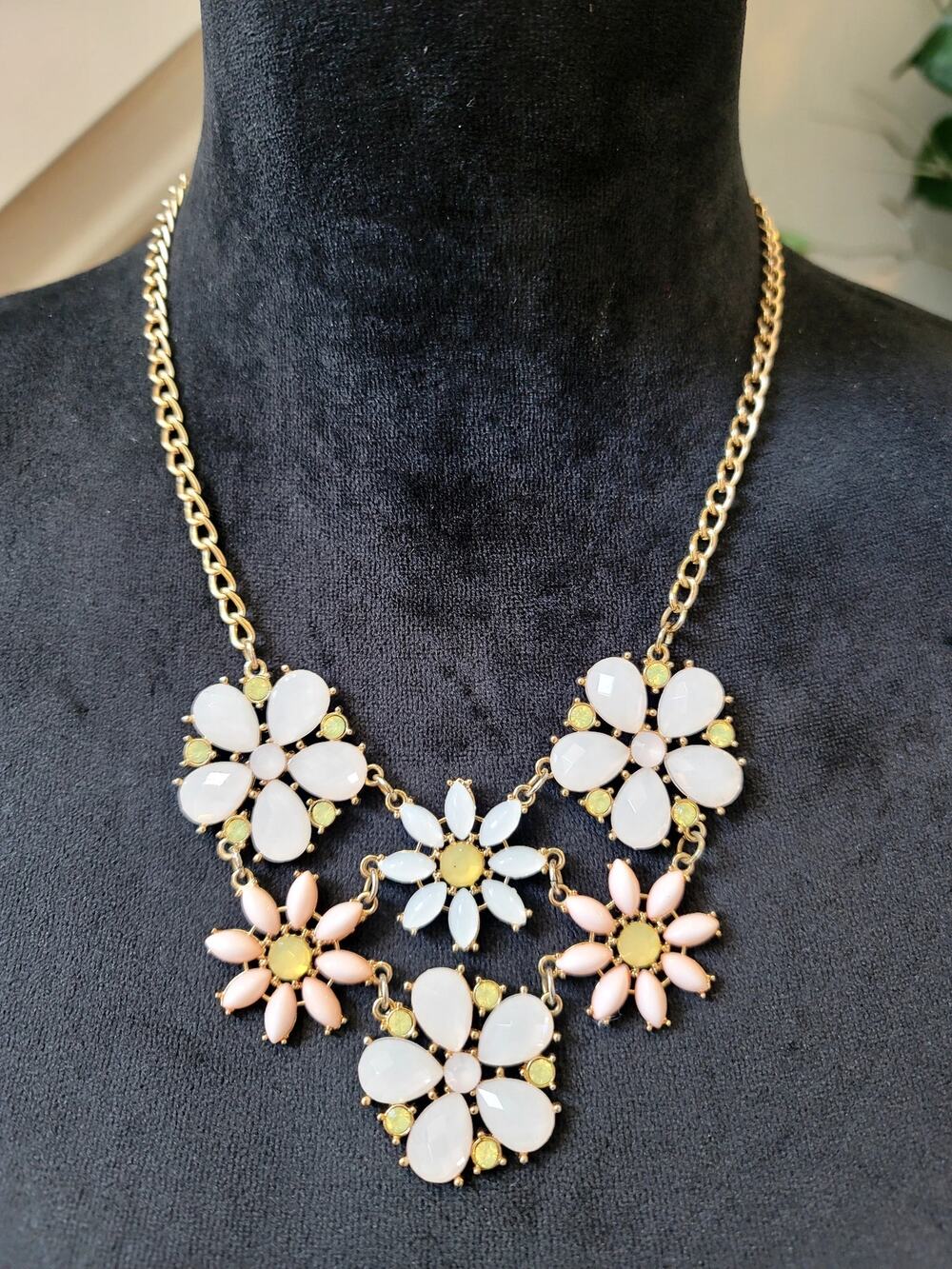 Vintage Gold Tone White Enamel Daisy Flower Statement Necklace Floral Bib Collar